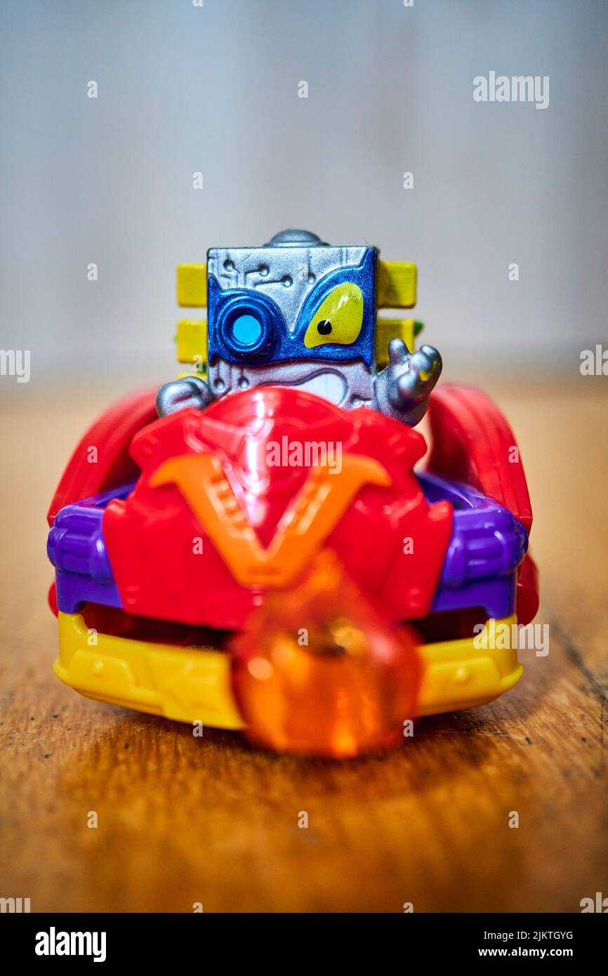 Die „Magic Box Superthings“ stehen im Wettbewerb mit der chipförmigen Spielzeugfigur von Kaboom vom Bösewicht-Team Stockfoto