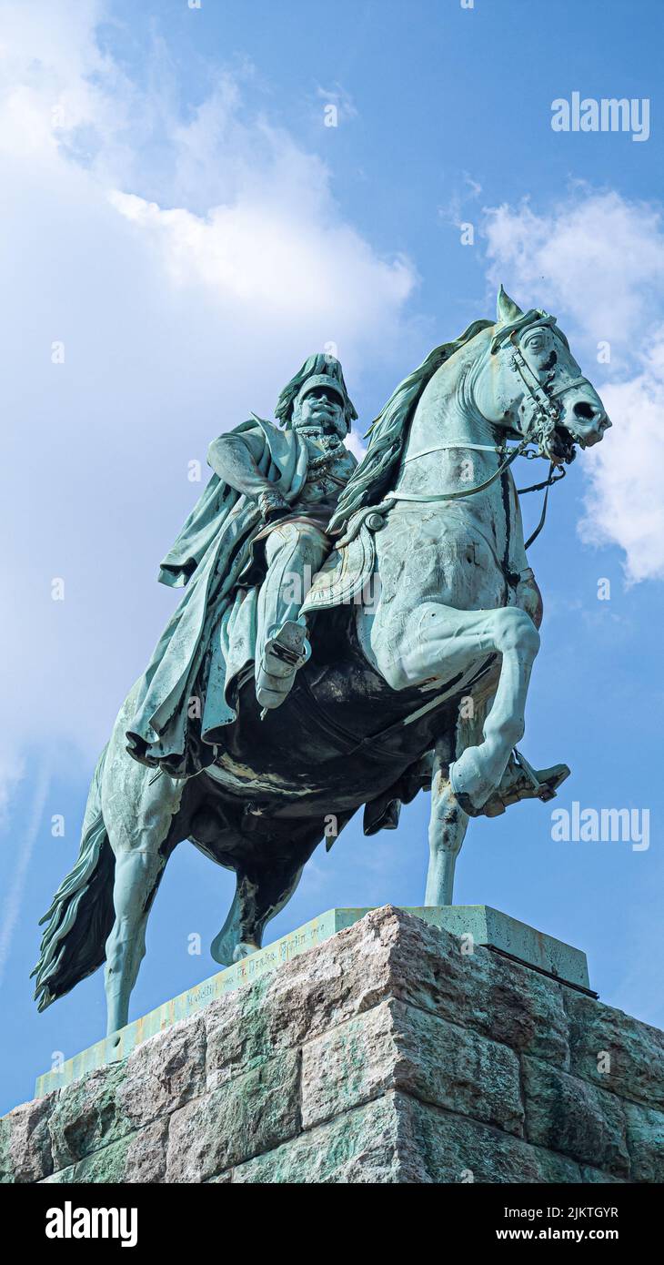 Eine vertikale Aufnahme der Reiterstatue des deutschen Kaiser Wilhelm I. an der Hohenzollernbrücke Stockfoto