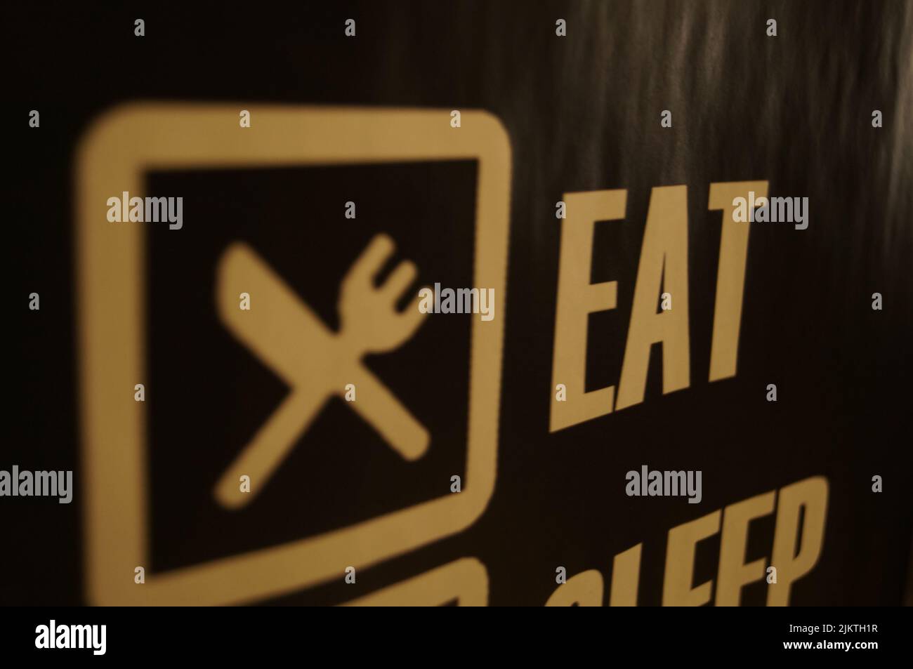 Nahaufnahme des Hinweisschilds „Eat Sleep“ Stockfoto