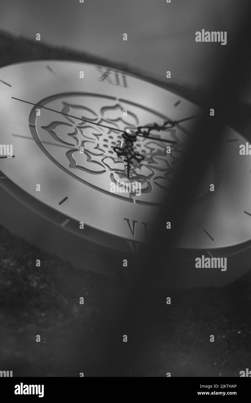 Eine vertikale Graustufenaufnahme einer Uhr Stockfoto