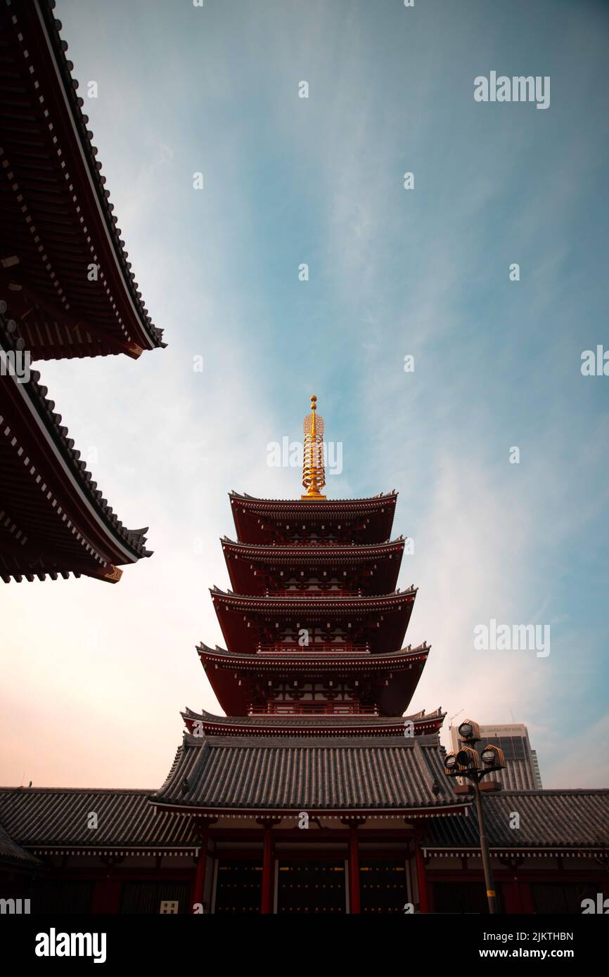 Eine vertikale Aufnahme der fünfstöckigen Pagode von Senso-ji in Tokio, Japan Stockfoto