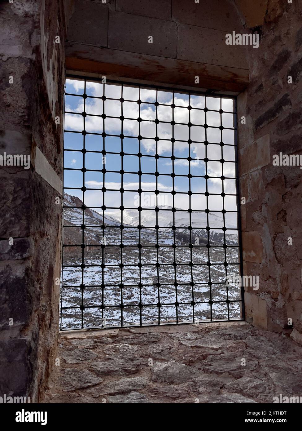 Eine vertikale Aufnahme des Blickes aus dem Fenster des Ishak Pasha Palace in der Türkei Stockfoto