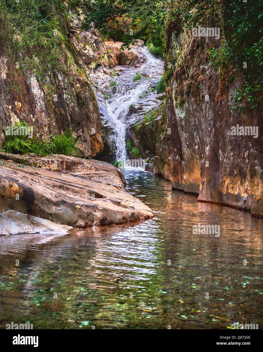 Ein Paiva Fluss Nebenfluss Wald Natur Wandern Gesundheit Wildnis Landschaft Lifestyle Wasserfall Arouca PT Stockfoto