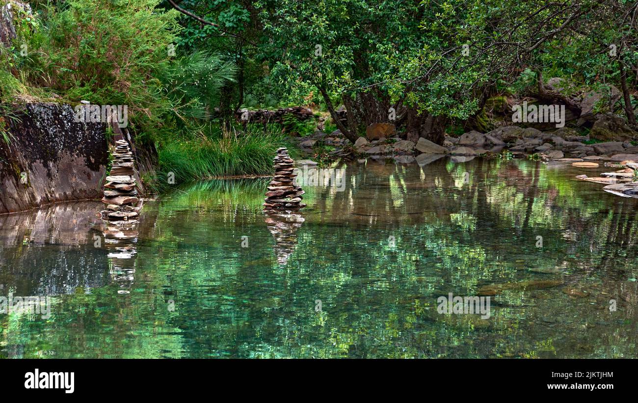 Eine schöne Aufnahme des Paiva-Flusses voller ausgewogener Felsen im Geopark Arouca an einem sonnigen Tag Stockfoto