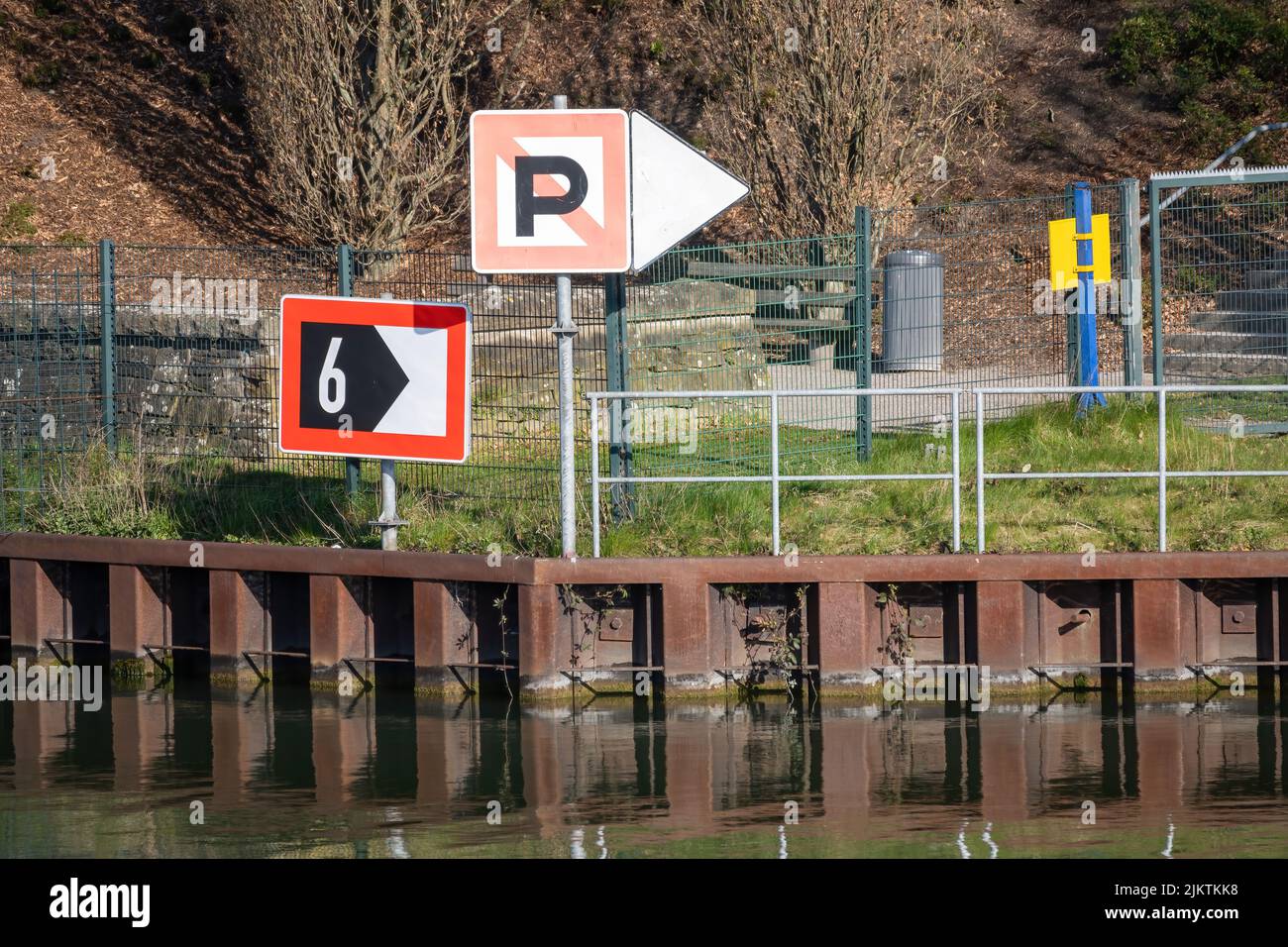 Nahaufnahme von Schiffsschildern an einem Kanal in der Sonne Stockfoto