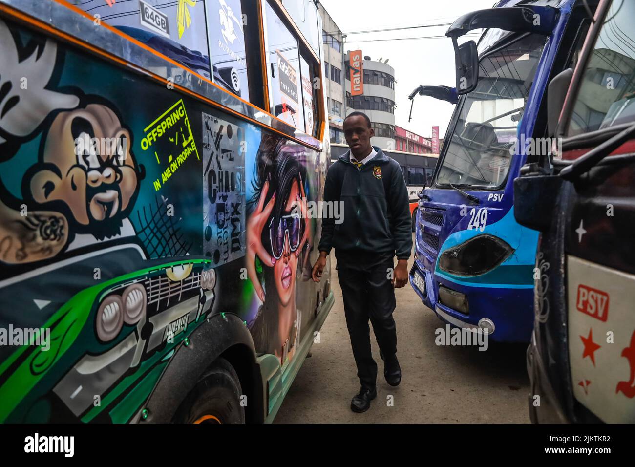 Ein Student geht an einem belebten Busbahnhof im zentralen Geschäftsviertel von Nairobi vorbei und geht nach den Anweisungen der Bildungsminister für einen Kurzurlaub nach Hause Stockfoto