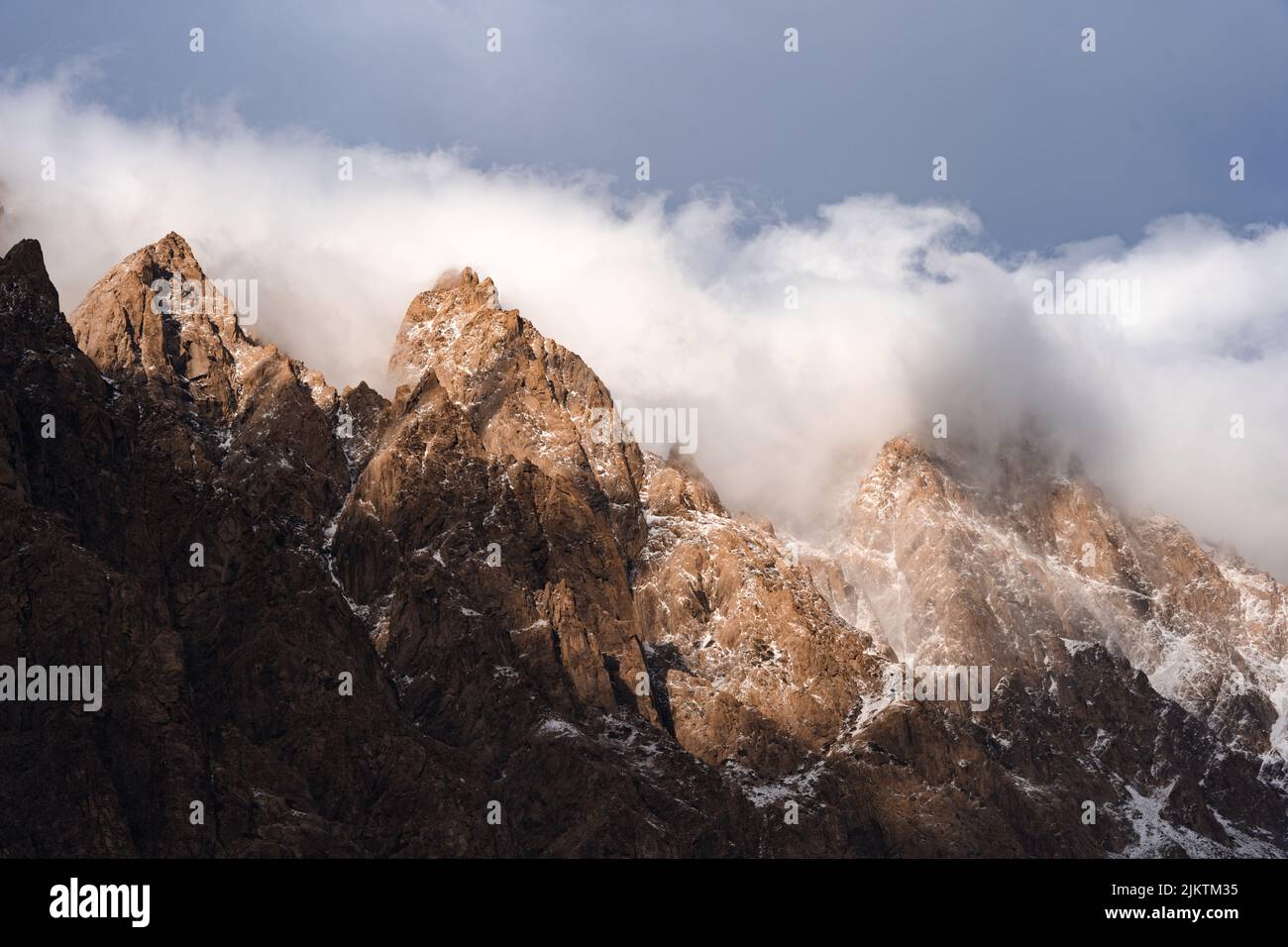 Die schöne Aussicht auf die Berggipfel gegen den Himmel. Stockfoto