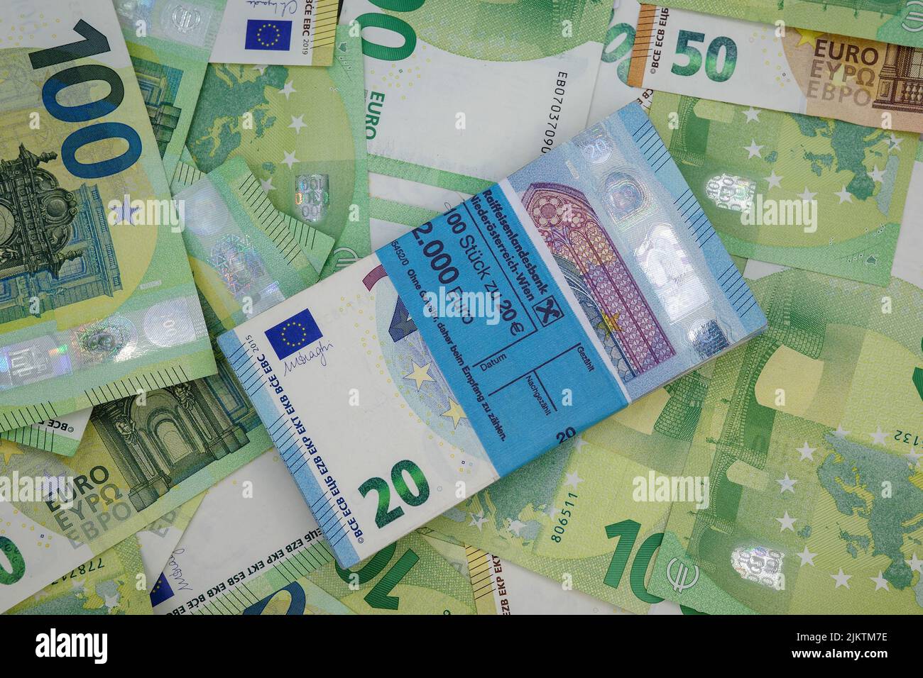 Eine Nahaufnahme eines 20-Euro-Stapels von 2000 Euro von der Raiffeisen Bank auf einem Stapel Euro-Banknoten. Stockfoto