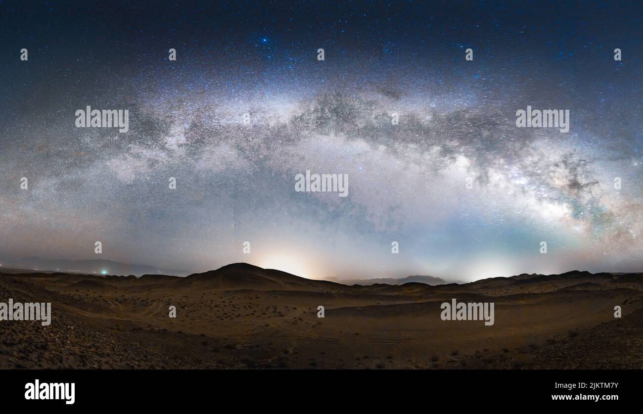 Der wunderschöne Sternenhimmel über der Wüste. Stockfoto