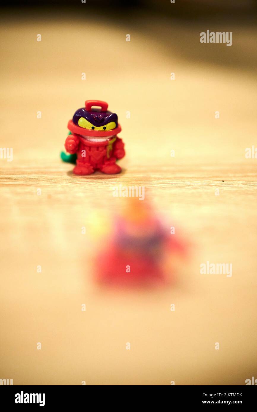 Ein selektiver Fokus der MagicBox-Marke Super Things, eine Mülltonnenförmige Spielzeugfigur des Bösewichts-Teams Stockfoto