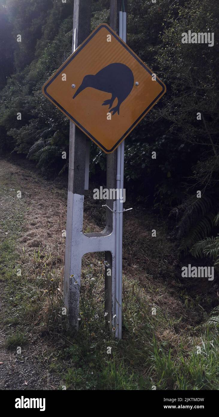 Eine vertikale Aufnahme des Schildes mit einem Kiwi-Vogel. Stockfoto
