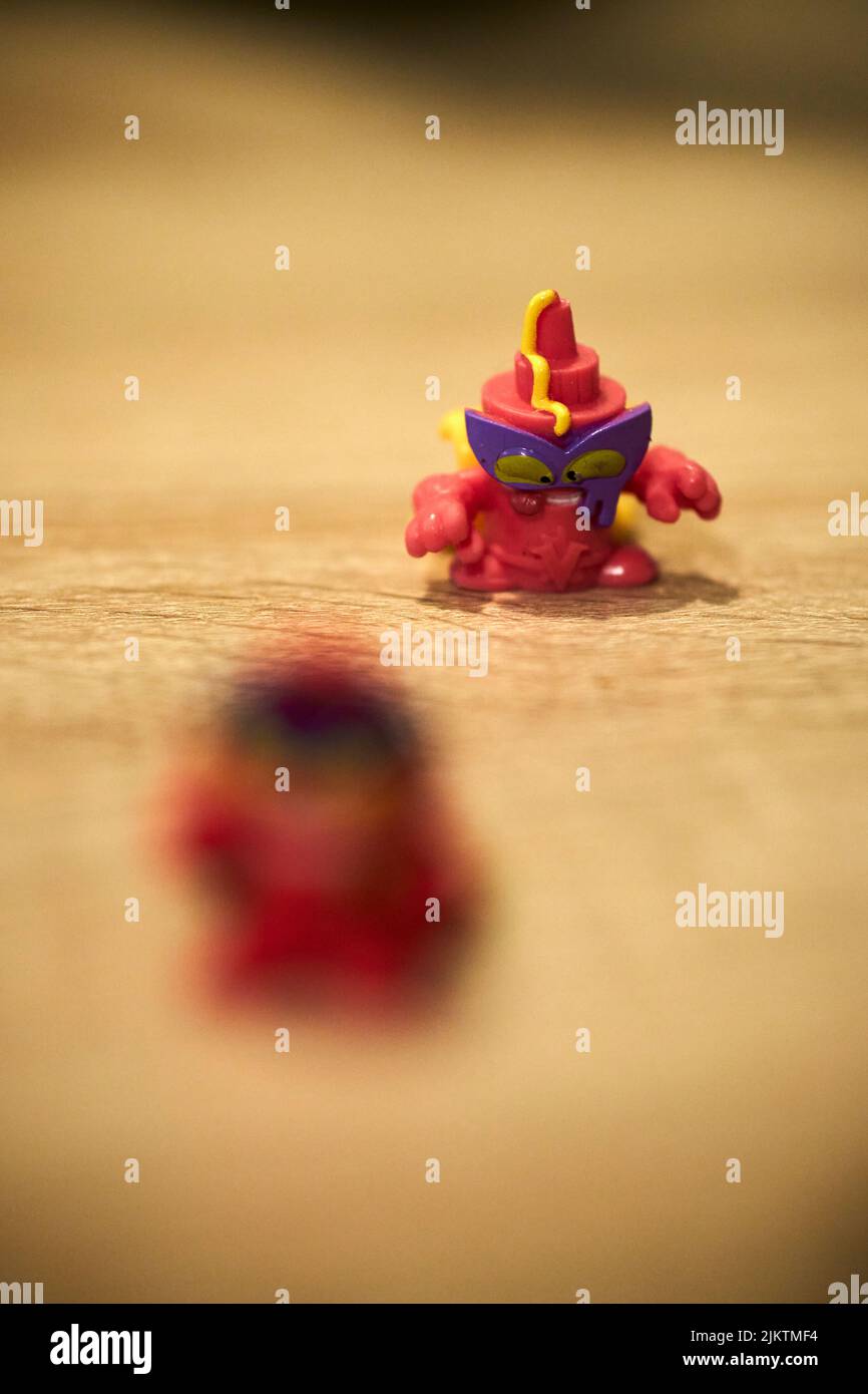 Ein selektiver Fokus der MagicBox Marke Super Things Senf Spielzeugfigur des Bösewichts-Teams Stockfoto