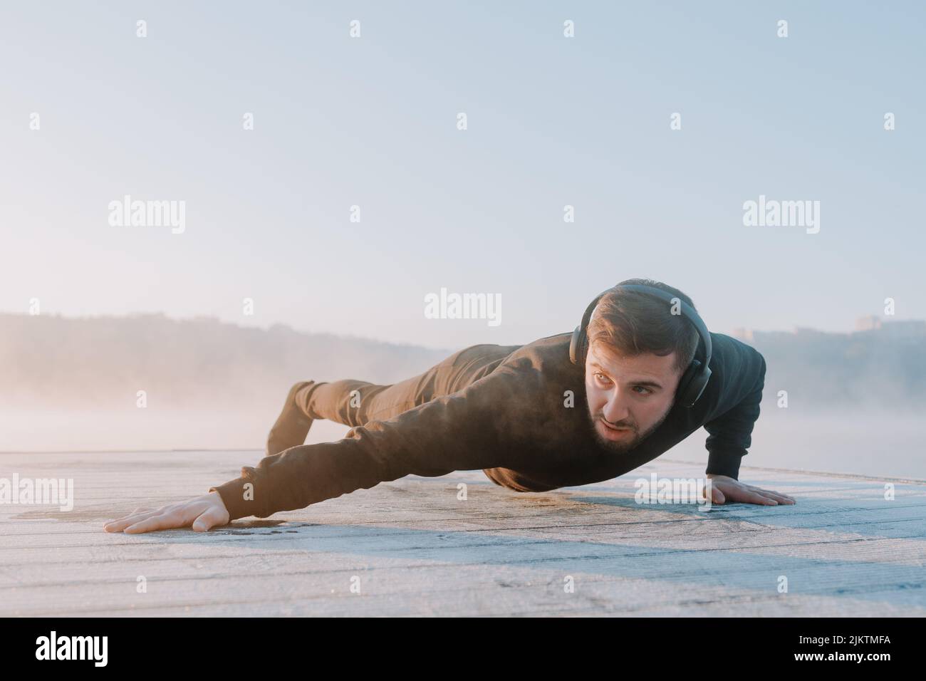 Mann hört Musik und macht Morgensport. Stockfoto