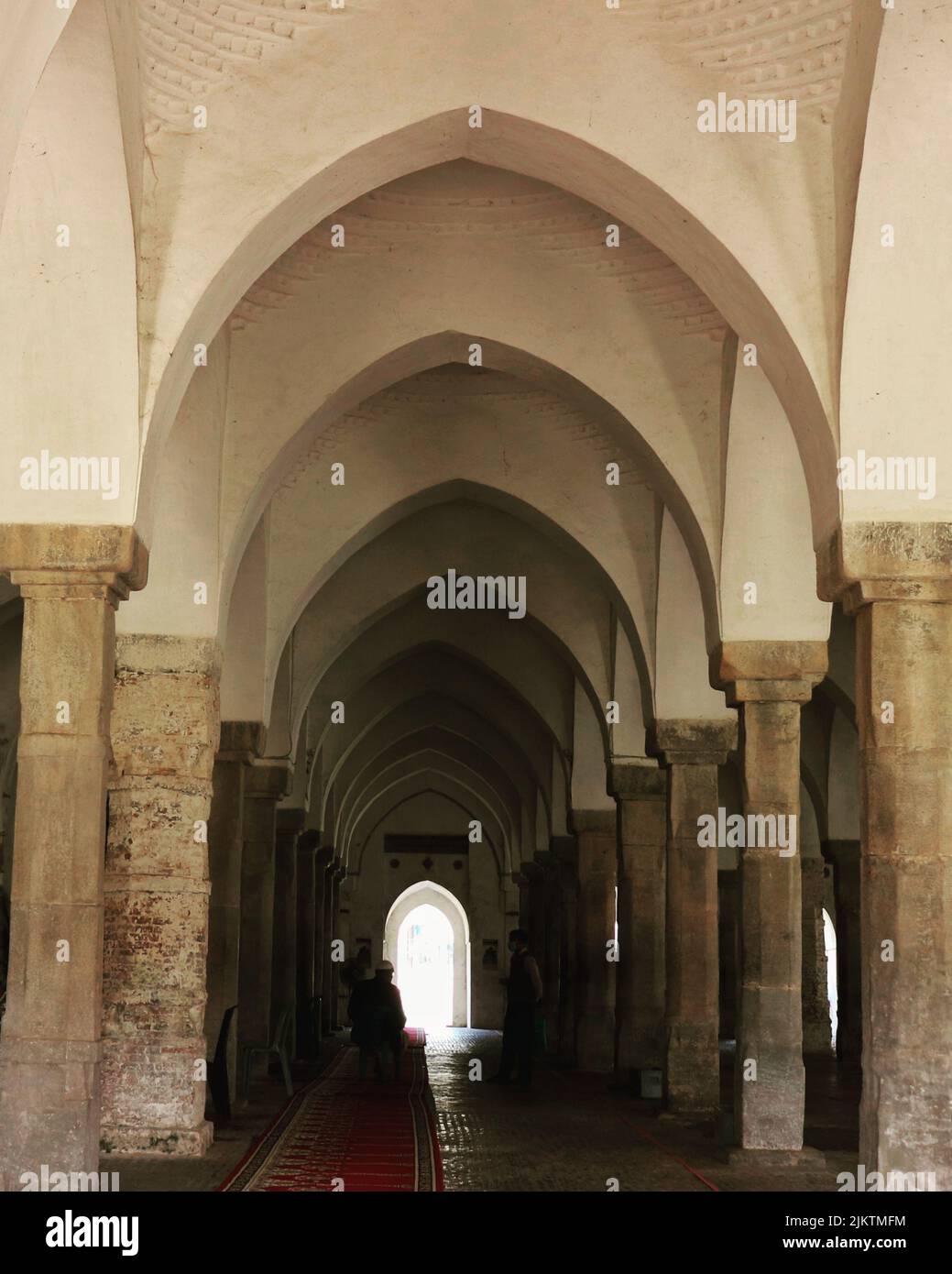 Eine vertikale Aufnahme des Innenraums der Sixty Dome Moschee. Bagerhat, Bangladesch. Stockfoto