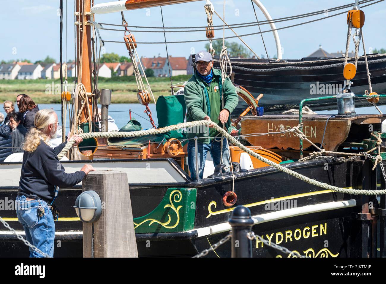 Crew-Anlegestellen auf Hydrogen, dem historischen Thames Sailing Barge, am Maldon Hythe Quay am Fluss Blackwater, Maldon, Essex, Großbritannien. Seil zum Kai führen Stockfoto