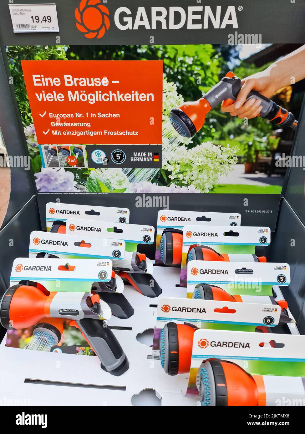 Eine vertikale Aufnahme mehrerer Gießkanonen der Gartenzubehörfirma Gardena in einem Baumarkt. Stockfoto