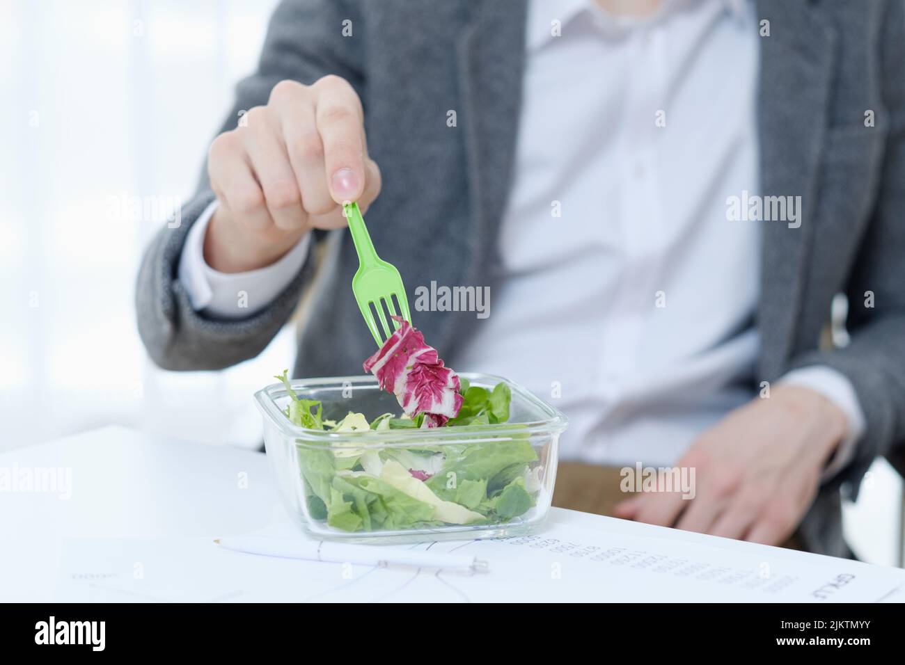 Büroangestellter Lebensstil gesundes Essen veganer Salat Stockfoto