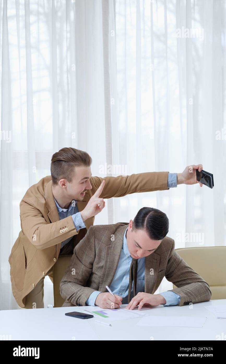 Aufdringliche Kollegen Selfie Arbeit Büro Ethik Stockfoto