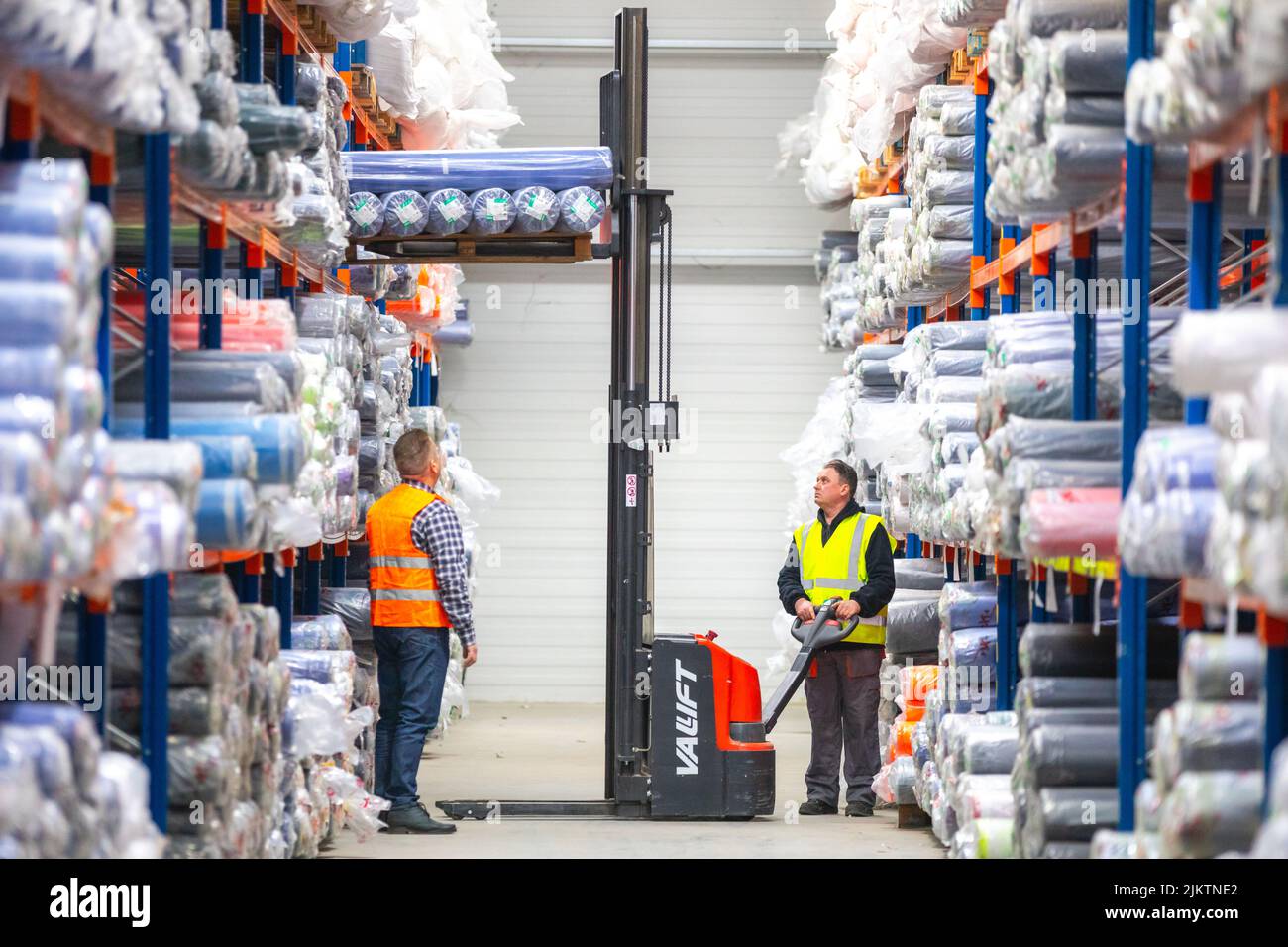 Arbeiter in der Textilindustrie Kontrollprodukte für Wearhouse Stockfoto