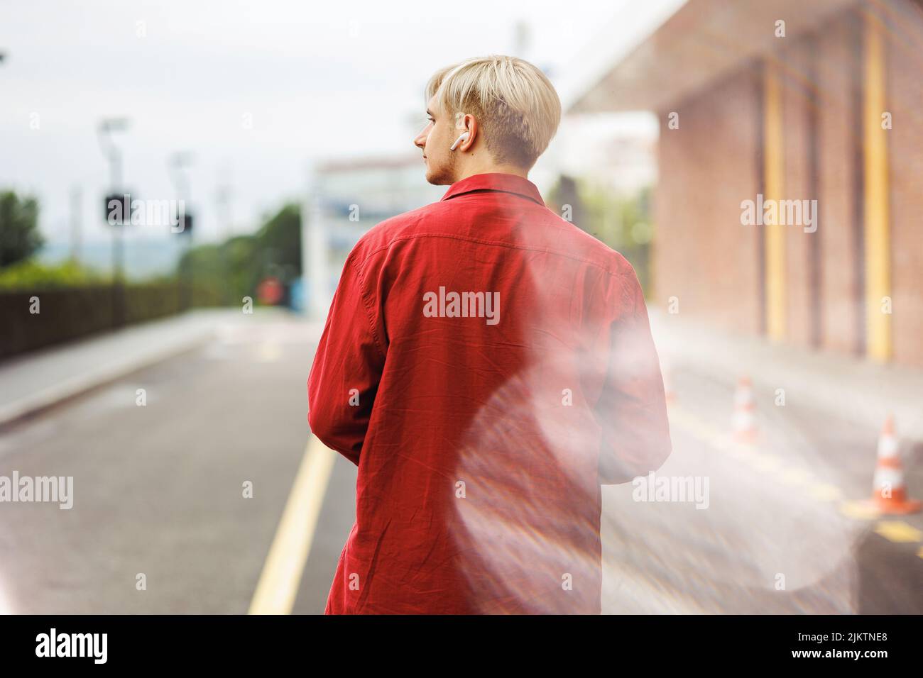 Von hinten aufgenommen von einem inspirierten, jungen Mann. Stockfoto