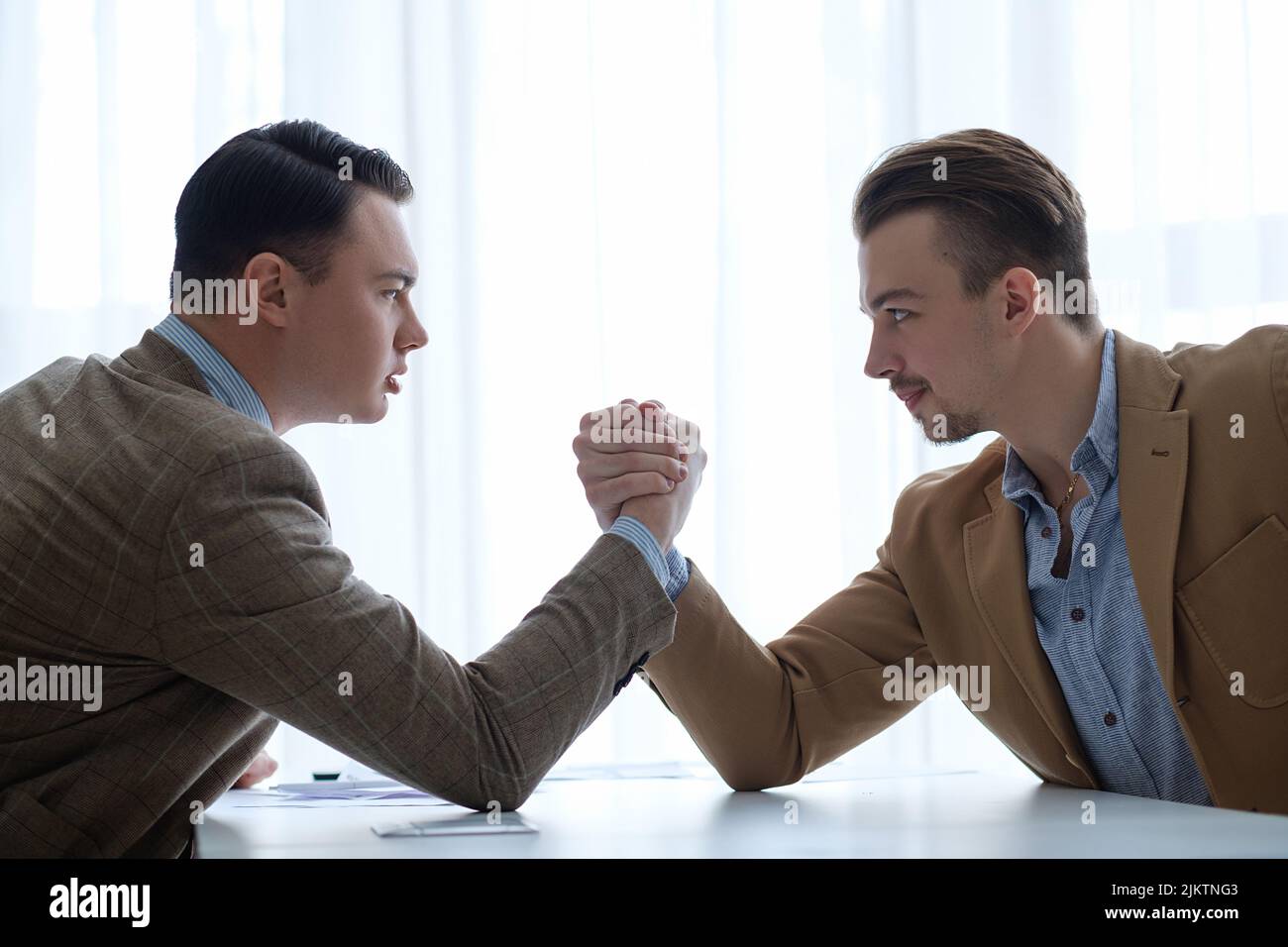 Business Face off Arm Wrestling Leader Wettbewerb Stockfoto
