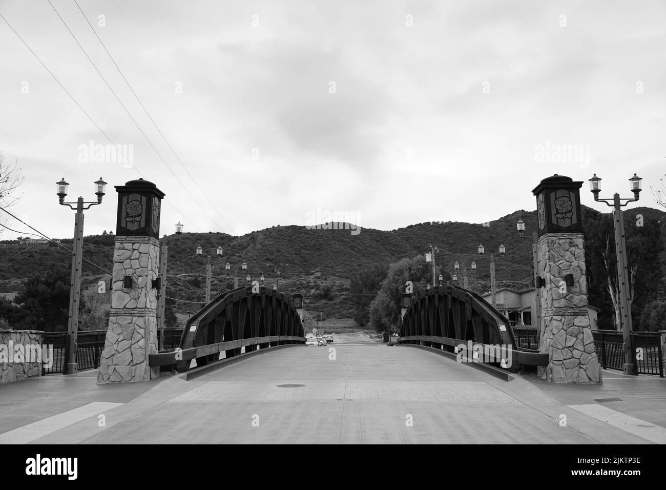 Eine Graustufenaufnahme einer Brücke in der Altstadt von Temecula, Kalifornien, USA Stockfoto