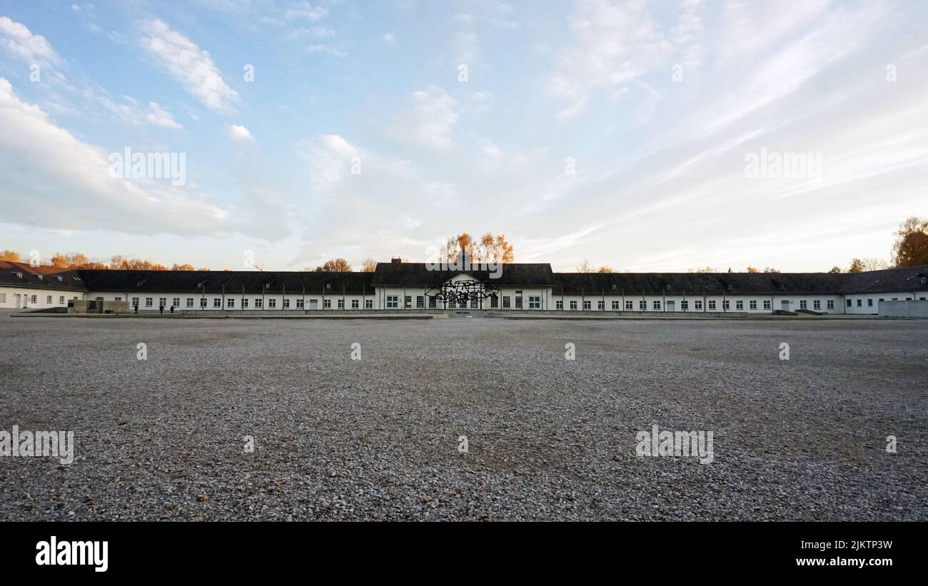 Eine Panoramaaussicht-Fassade der KZ-Gedenkstätte Dachau mit wolkenblauem Himmel, Deutschland Stockfoto