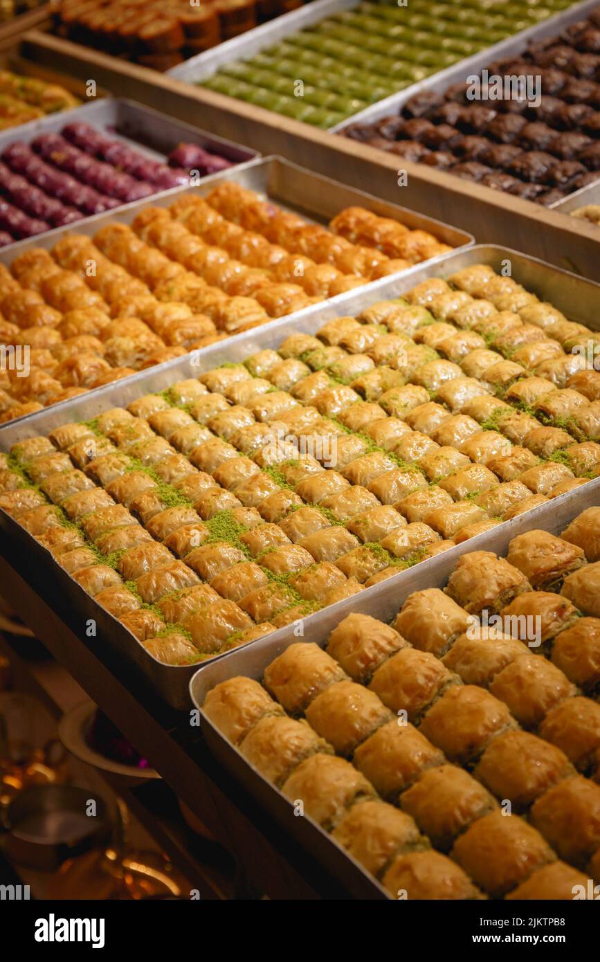 Eine vertikale Aufnahme einer traditionellen Baklava-Sorte im Großen Basar von Istanbul Stockfoto