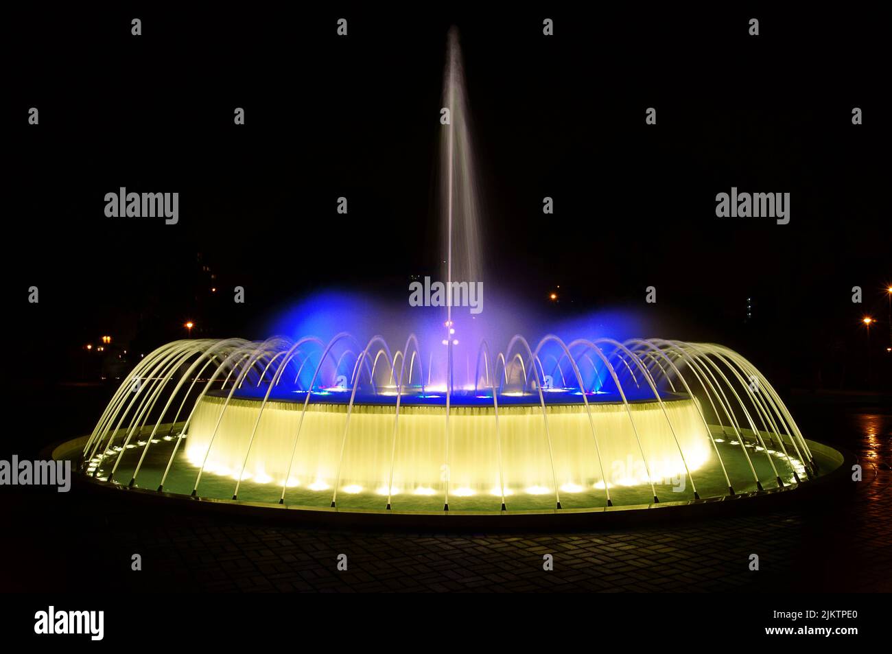 Der wunderschöne, beleuchtete Brunnen der Illusion auf dem Magic Water Circuit in Lima, Peru Stockfoto