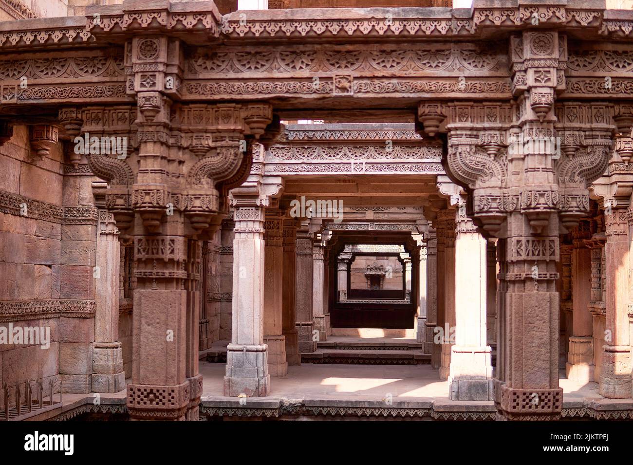 Das schöne Beispiel der indischen Architekturarbeit. Adalaj Stepwell oder Rudabai Stepwell. Adalaj, Indien. Stockfoto