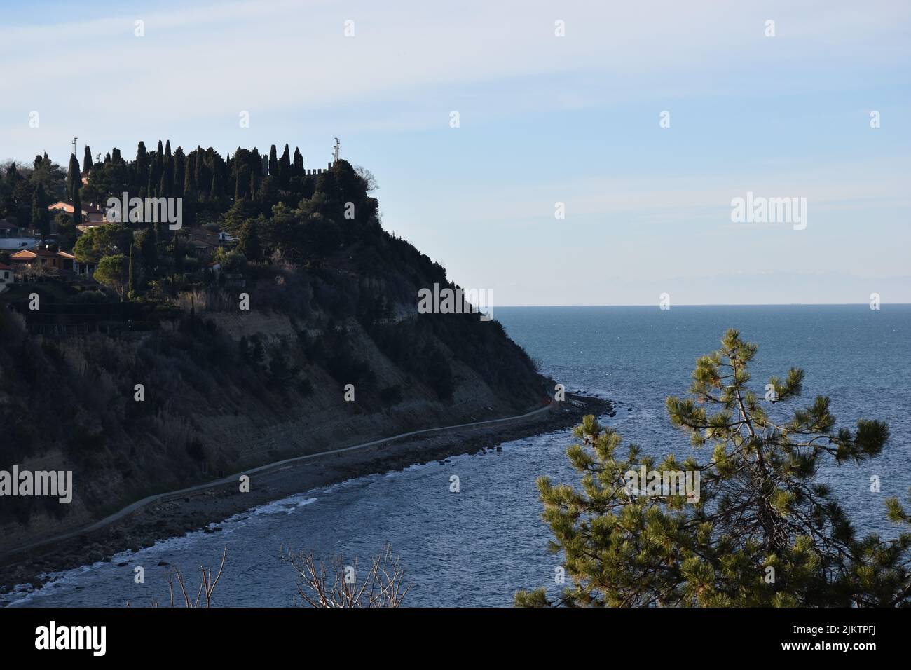 Ein Dorf auf einer Klippe in Fiesa, Slowenien Stockfoto