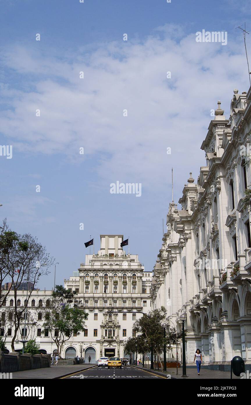 Die Gebäude Edificio Fenix und Portal Zela rund um die Plaza San Martin in Lima, Peru Stockfoto