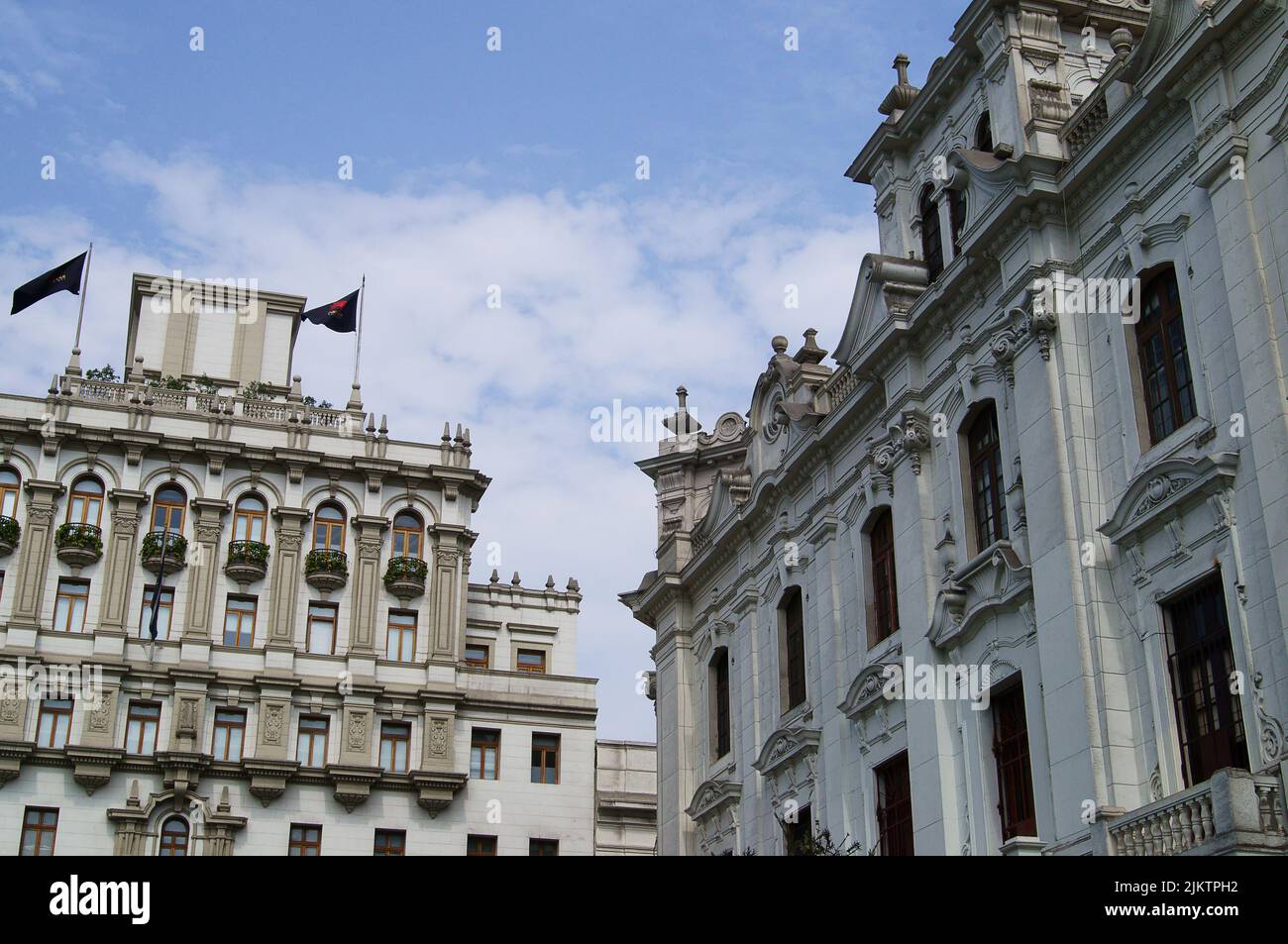 Die Gebäude Edificio Fenix und Portal Zela rund um die Plaza San Martin in Lima, Peru Stockfoto