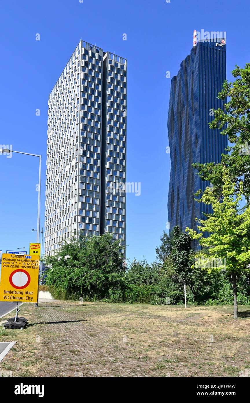 Wien, Österreich. DC Tower 2 (L) und DC Tower 1 (R) in Wien Stockfoto