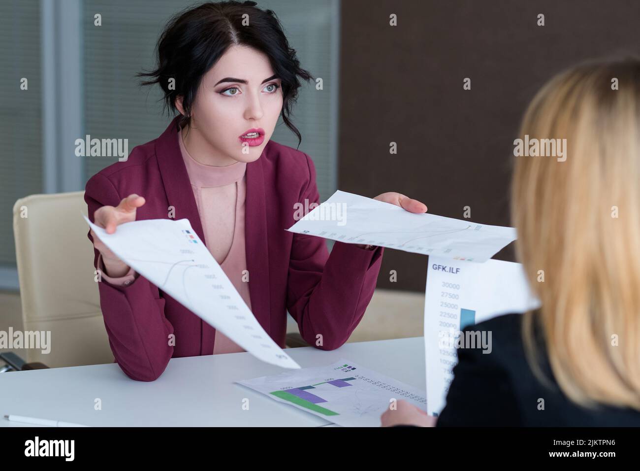 Chef schimpfen Angestellte Geschäftsfrau rügen Stockfoto