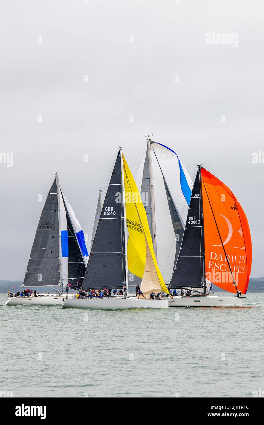 Yachten, die in der solent vor der Küste der Insel wight während der jährlichen cowes Week segeln Regatta, Yachten und Boote mit Seglern 2022 Stockfoto