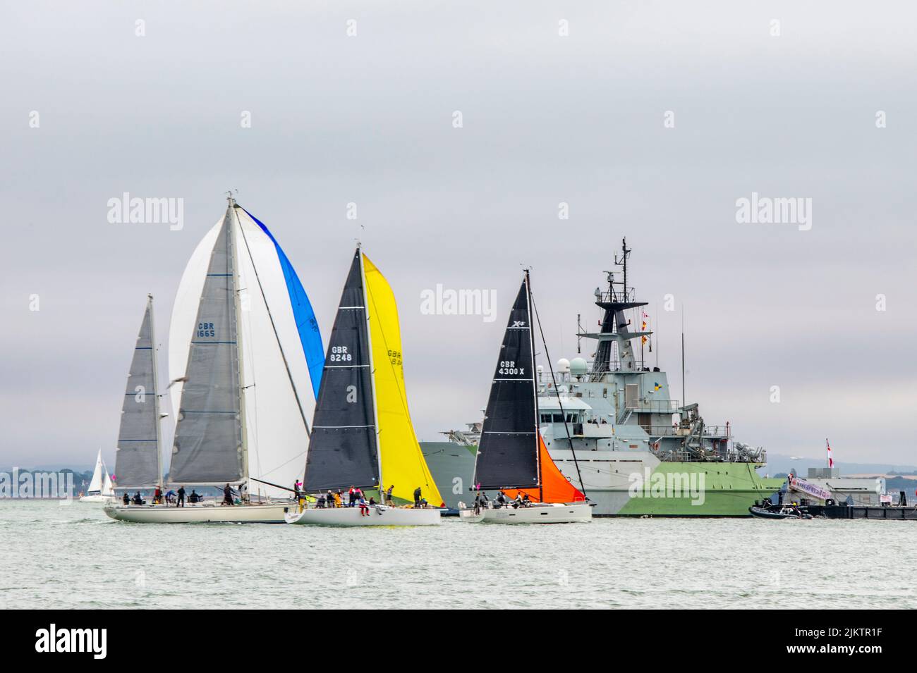 Yachten, die in der solent vor der Küste der Insel wight während der jährlichen cowes Week segeln Regatta, Yachten und Boote mit Seglern 2022 Stockfoto