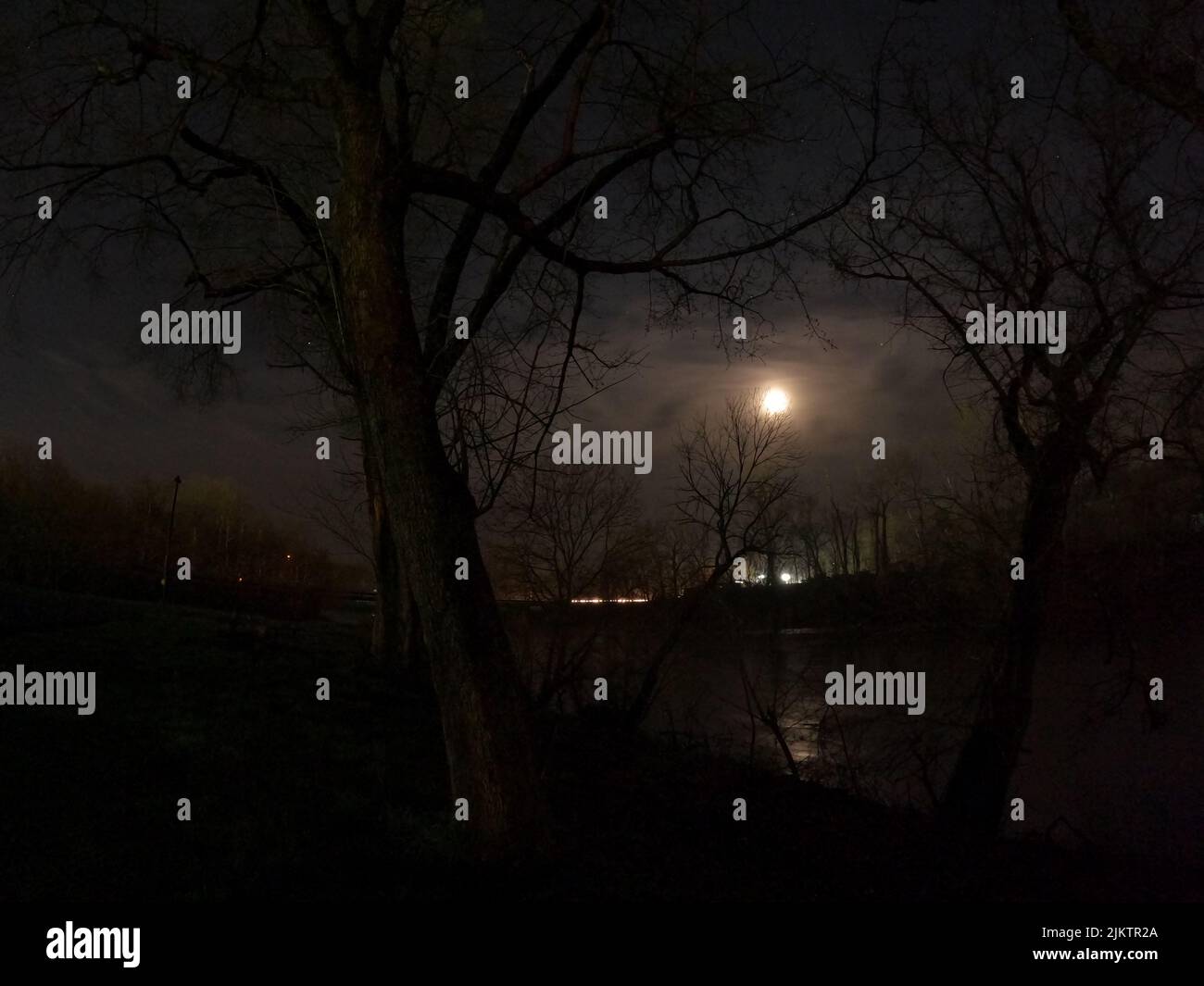 Vollmond, der nachts über dem Staunton River in der Nähe des englischen Parks Altavista Virginia aufgeht Stockfoto