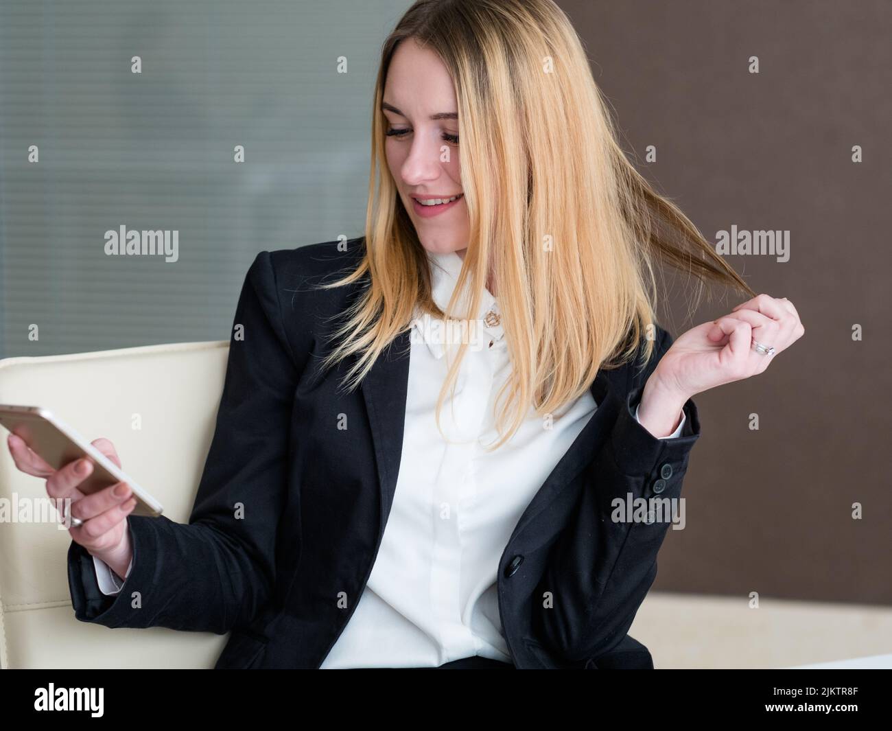 Untätige, ineffiziente Angestellte, Geschäftsfrau, die das Telefon benutzt Stockfoto