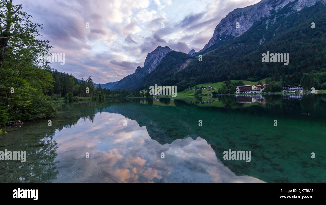 Wolkenspiel Spiegelung im Hintersee bei Ramsau Stockfoto