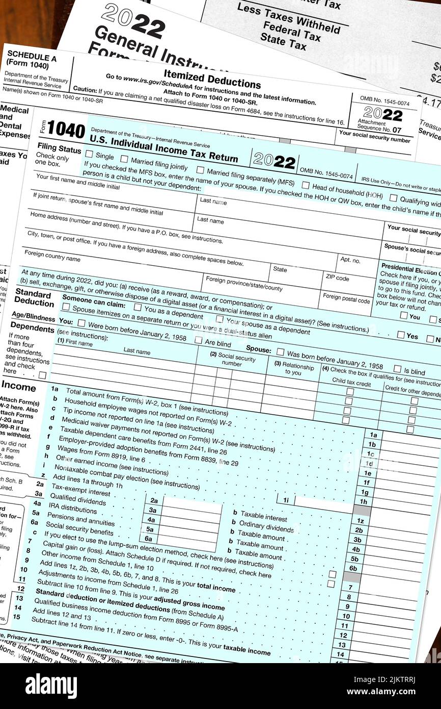 Verschiedene 2022 IRS-Steuerformulare auf einem Desktop. Stockfoto