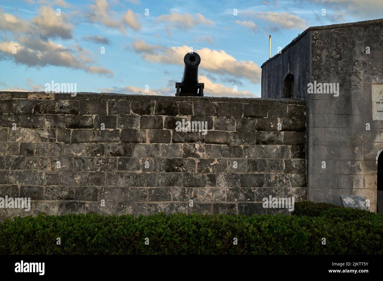 Das Fort Montagu - das älteste Fort auf der Insel, auch ein Ort, um sich zurückzulehnen und auf gepflegten Rasenflächen mit Blick auf das Meer, die Bahamas, zu entspannen Stockfoto