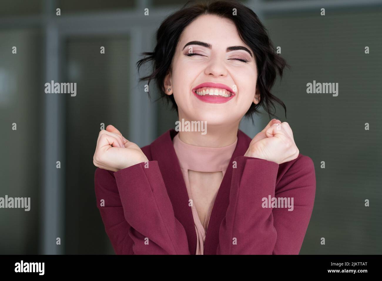 Emotion Gesicht lächelnde Frau zufrieden sich selbst. Stockfoto