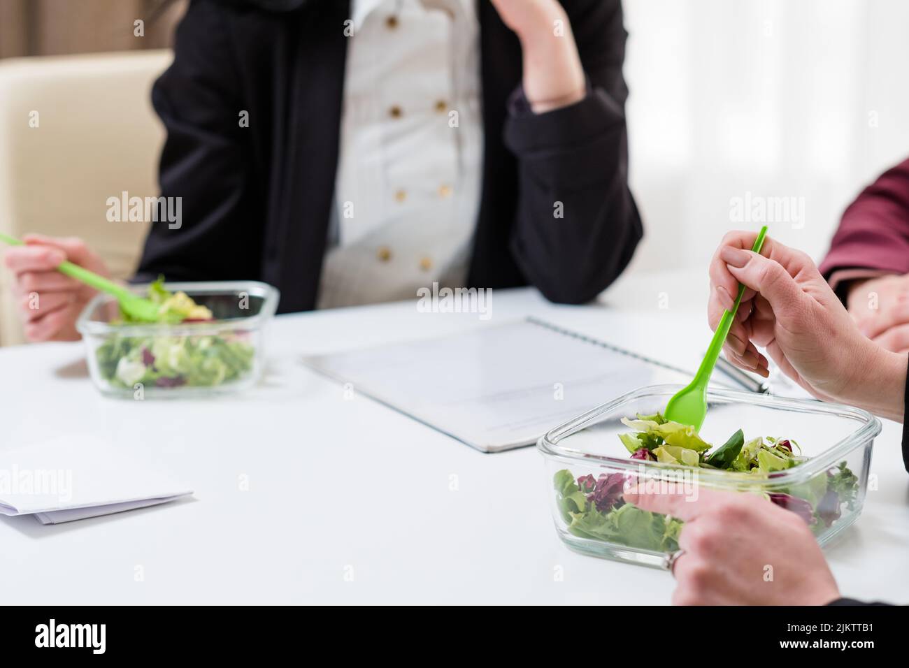 Büroangestellter Lebensstil gesundes Essen veganer Salat Stockfoto