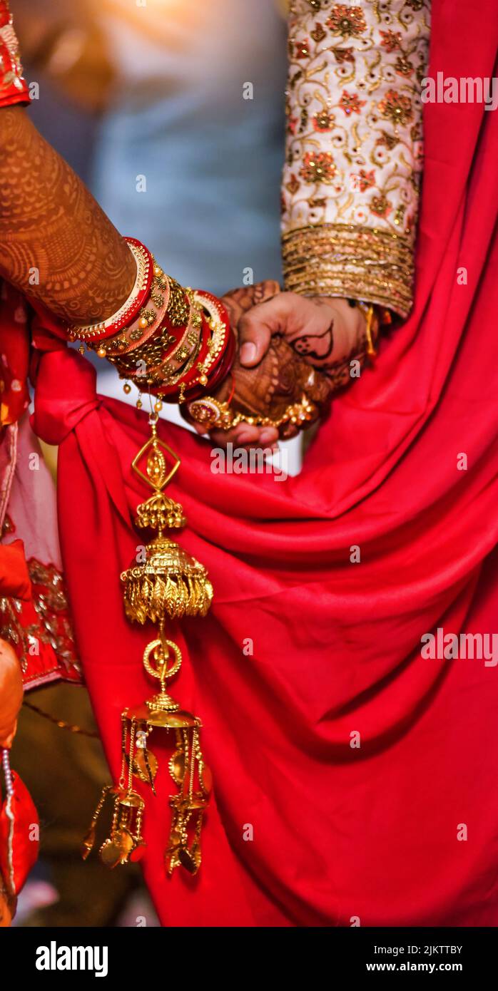 Eine vertikale Aufnahme der traditionellen indischen hinduistischen Hochzeitszeremonie Stockfoto