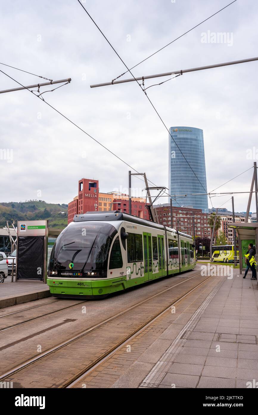 Grüne Straßenbahn in der Stadt Bilbao, Vizcaya. Baskenland Stockfoto