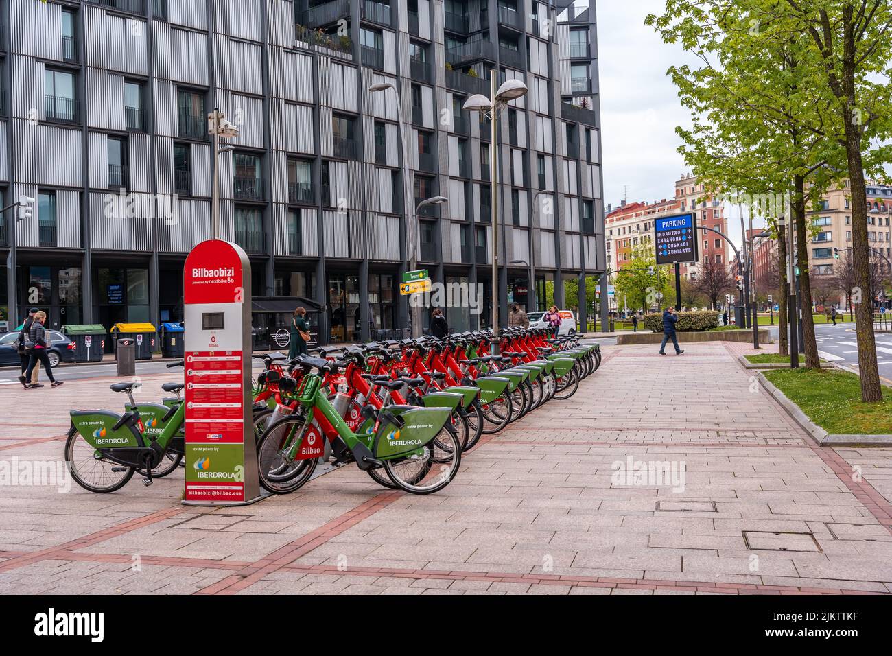 Öffentliche Fahrräder in der Stadt Bilbao, Vizcaya geparkt. Baskenland Stockfoto