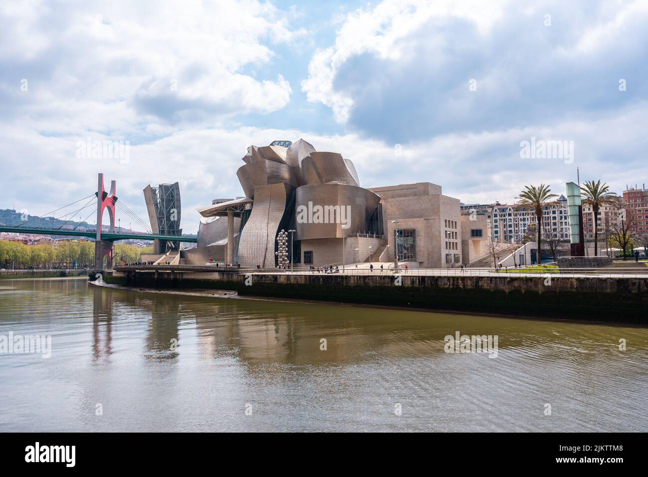 Blick auf die Stadt, das Guggenheim Museum und den Fluss in der Stadt Bilbao an einem Frühlingsmorgen, Vizcaya. Baskenland Stockfoto