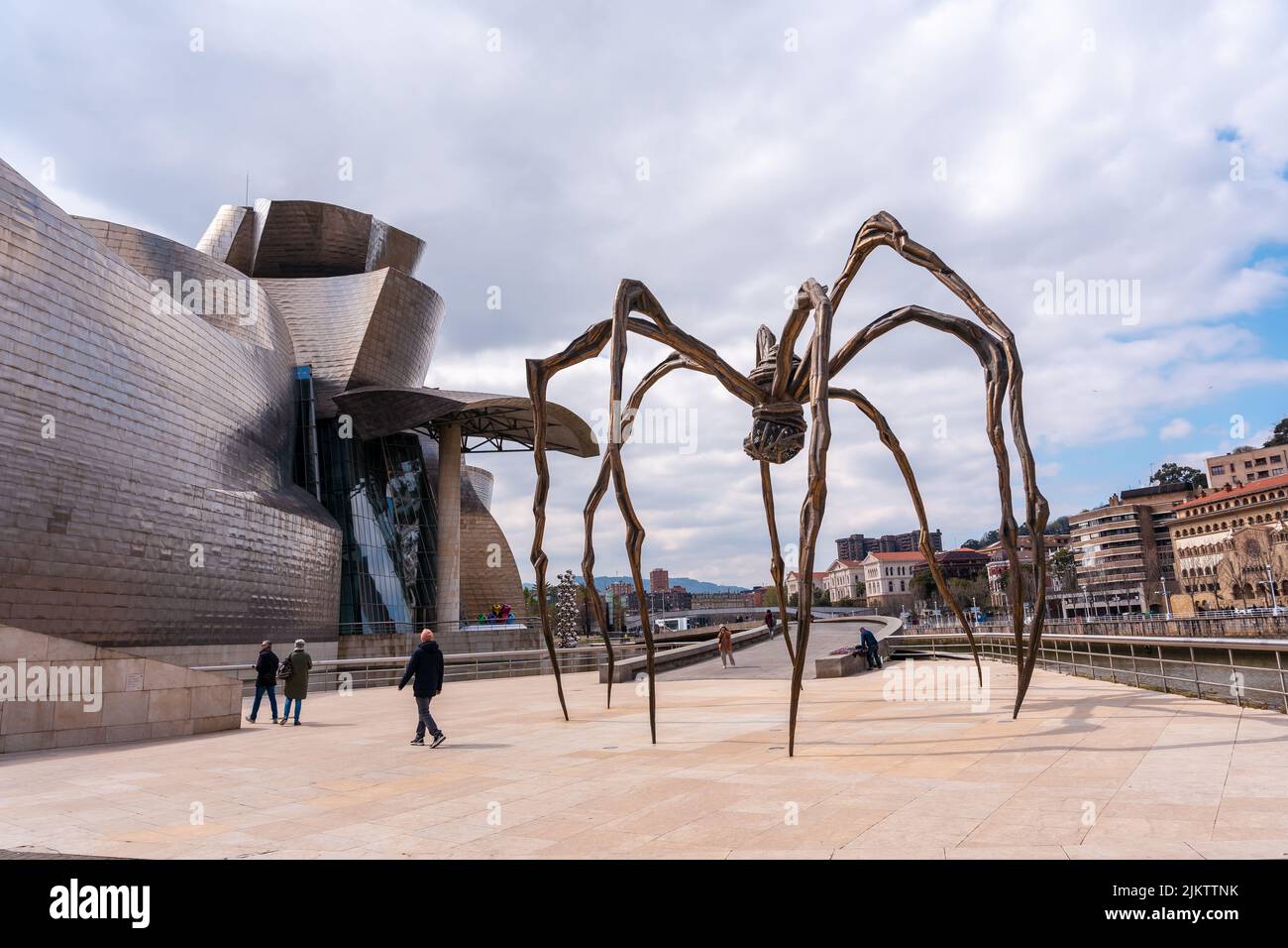 Spider-Skulptur neben dem Guggenheim-Museum in der Stadt Bilbao an einem bewölkten Frühlingsmorgen, Vizcaya. Baskenland Stockfoto