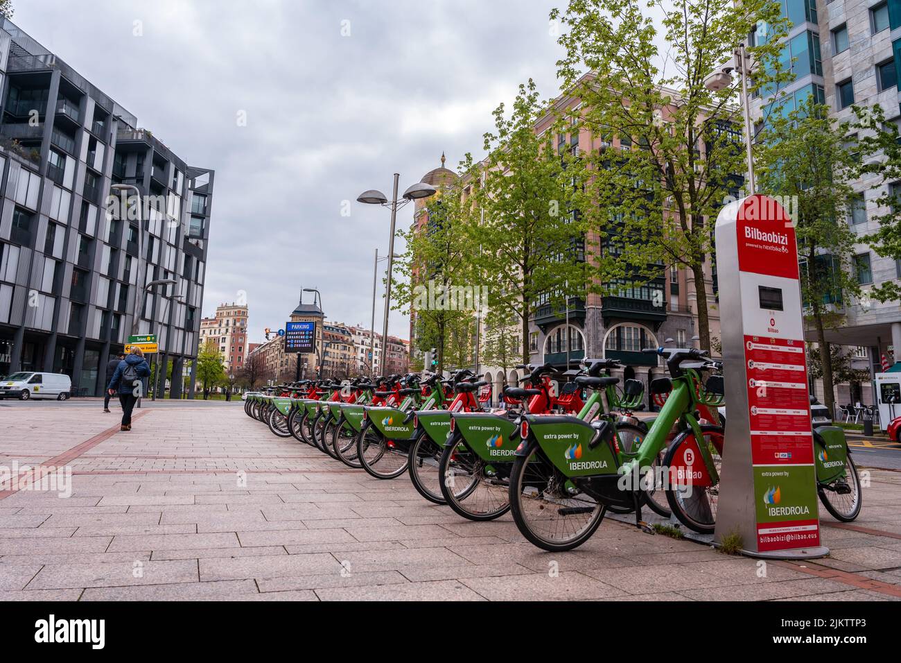 Öffentliche Fahrräder in der Stadt Bilbao, Vizcaya geparkt. Baskenland Stockfoto